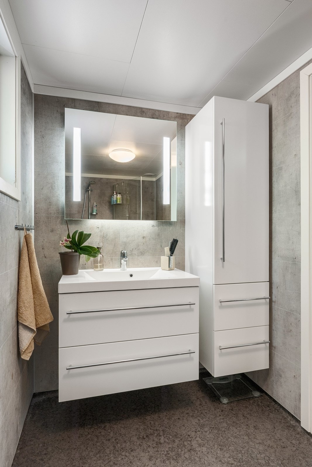 Rommet er innredet med en lys og tidsriktig innredning og overskap m/tilhørende speil. Galleribilde