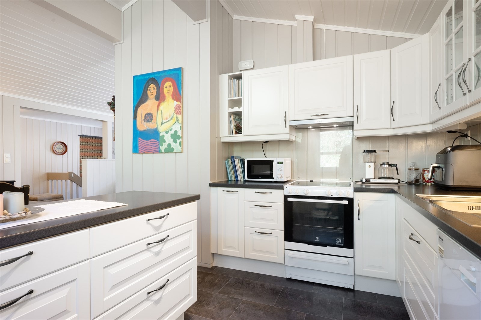 Kjøkkenet er fra 2011 og har en lys, tidløs innredning m/mørk benkeplate i laminat. Galleribilde