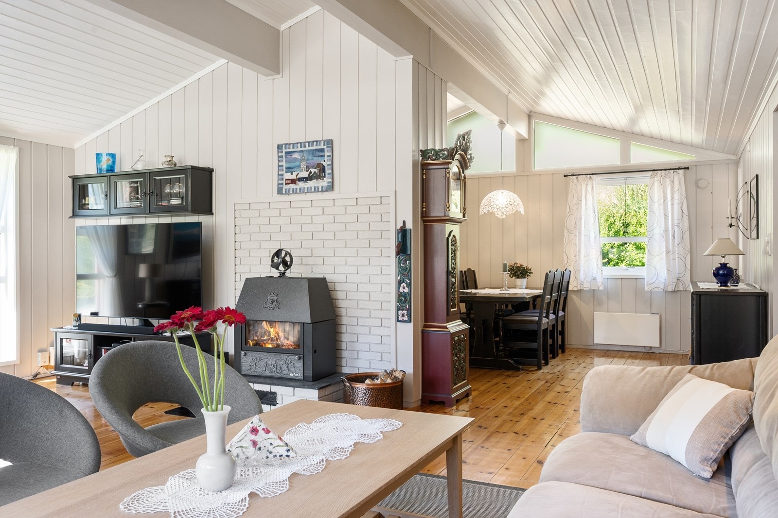 Det er kort vei mellom stue og kjøkken. Galleribilde