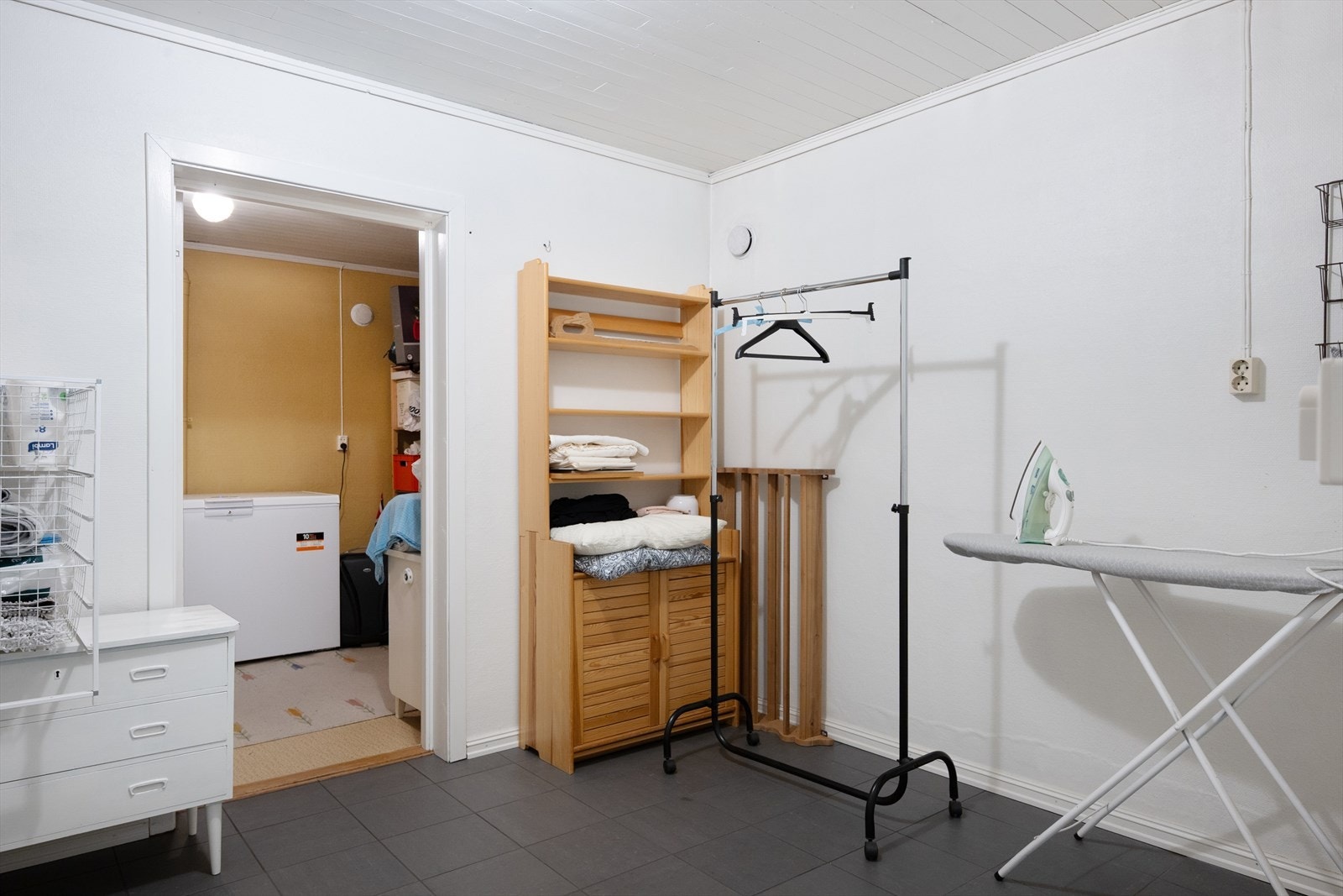 Underetasjen har godt med bod- og lagringsplass. Galleribilde