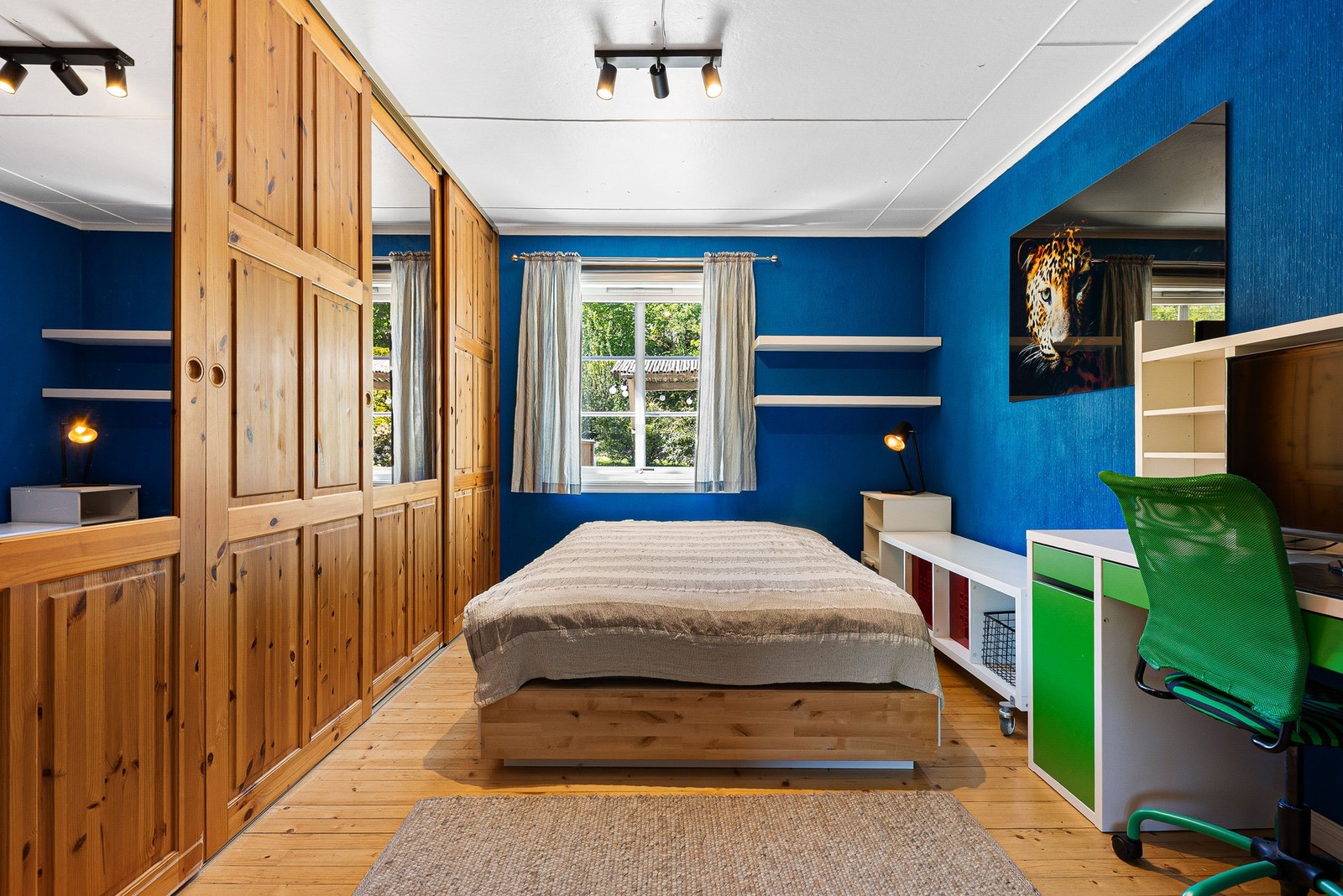 Soverom med stor garderobe. Galleribilde