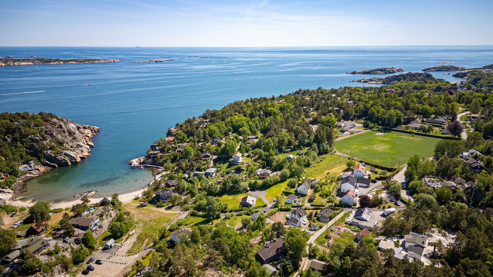 Svinevika er en skjermet og fin bukt med nydelig strand og svaberg. Galleribilde