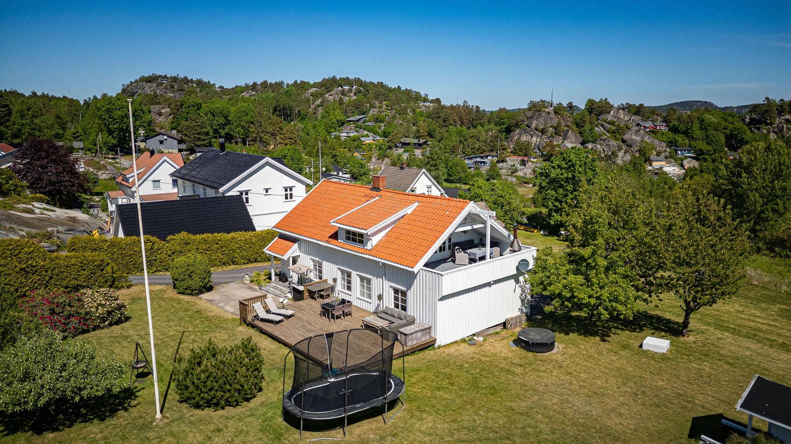 Tomta er pent opparbeidet med plen og beplantning og har god plass til lek og aktiviteter. Galleribilde