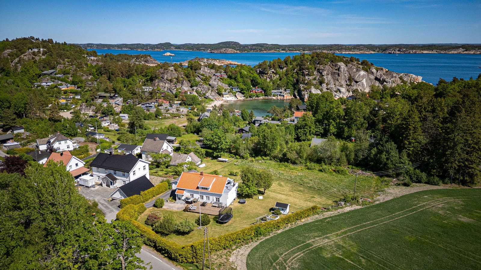 Boligen ligger nydelig til i Svinevika. Det er noen minutters gange til sjøen og bademuligheter på stranda og fra svaberg. Galleribilde