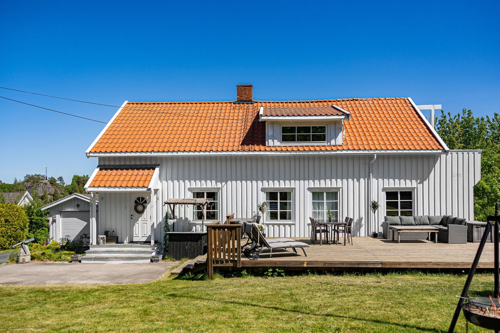 Solrikt og fint med terrasseplatting med god plass til utemøbler og grill. Galleribilde