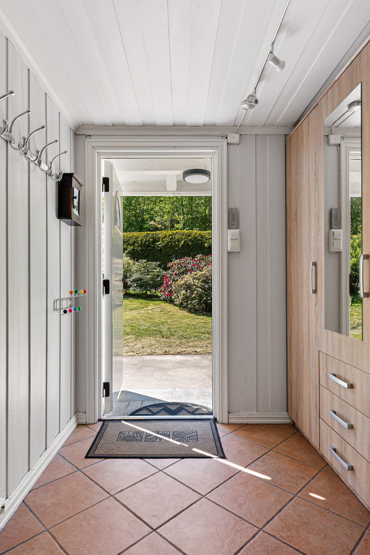 Inngangsparti med romslig garderobe med god plass til oppbevaring av yttertøy og sko. Galleribilde