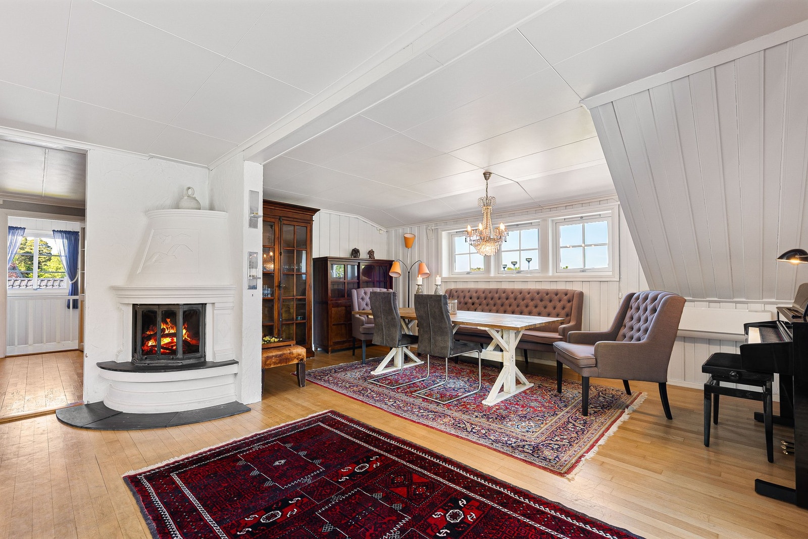 Det er mye lys fra gode vindusflater. Galleribilde