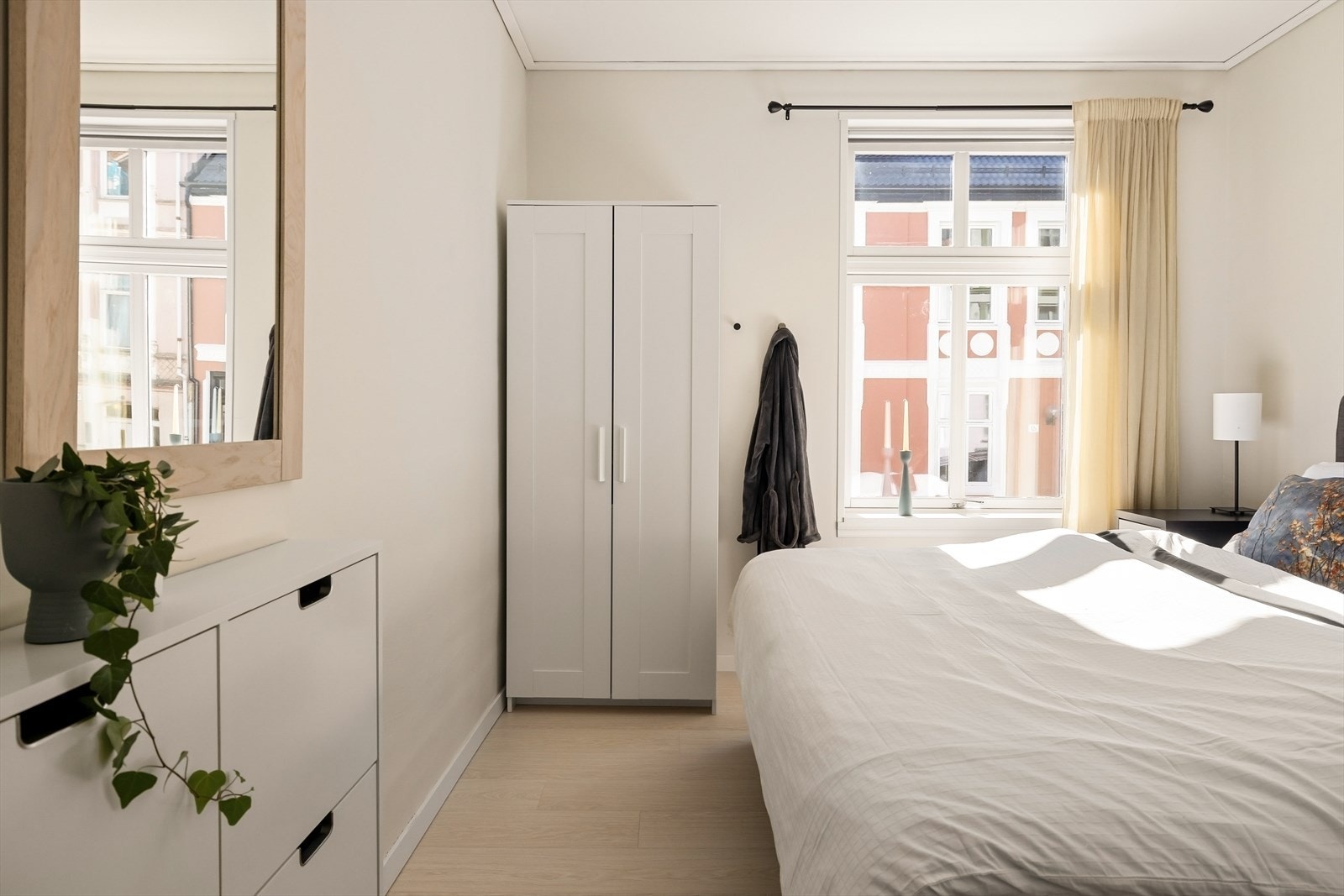 Soverommet er av god størrelse med plass til dobbeltseng, nattbord og garderobeskap. Galleribilde