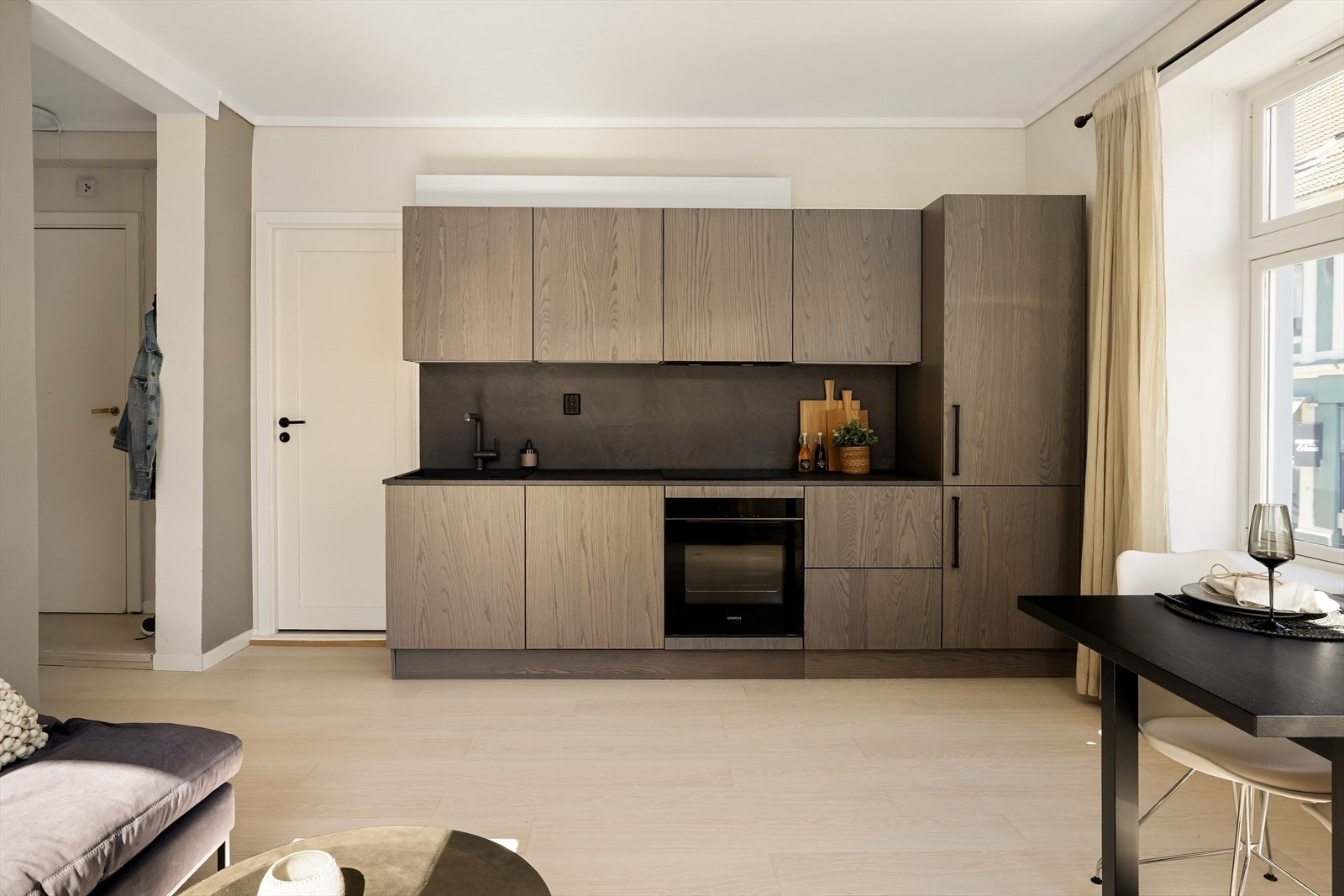 Kjøkkenet er godt utnyttet med rikelig skapinnredning og funksjonell benkeplate. Galleribilde