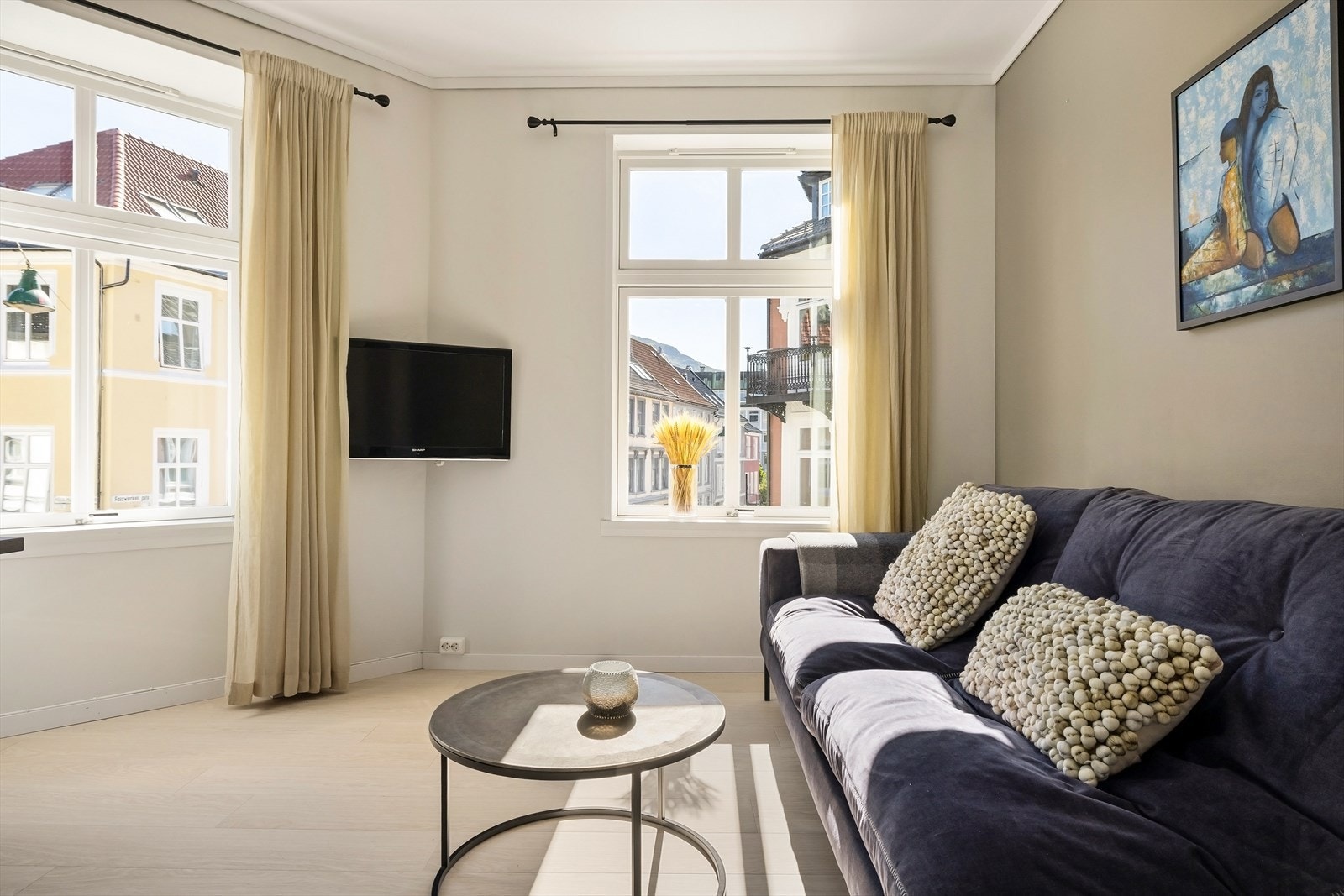 Det er rikelig med vindusflater som sørger for godt med naturlig lysinnslipp i rommet. Galleribilde