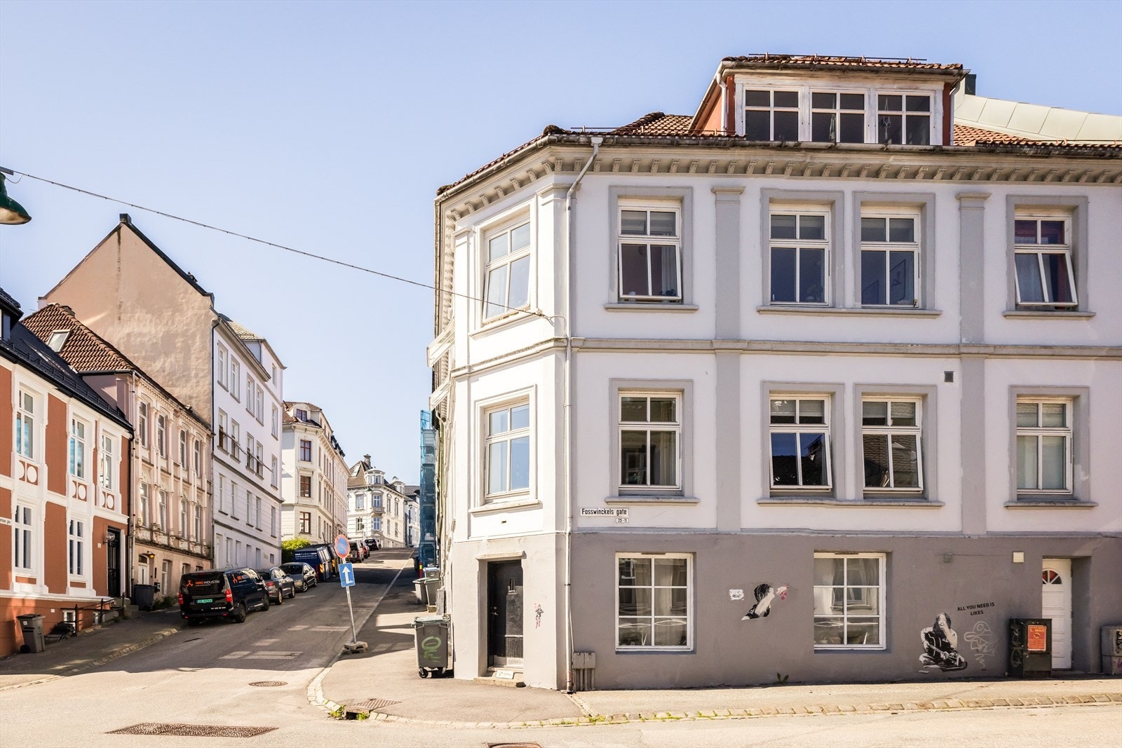 Leiligheten ligger flott tilrette på hjørnet i en klassisk bygård, tilbaketrukket fra hovedvei. Galleribilde