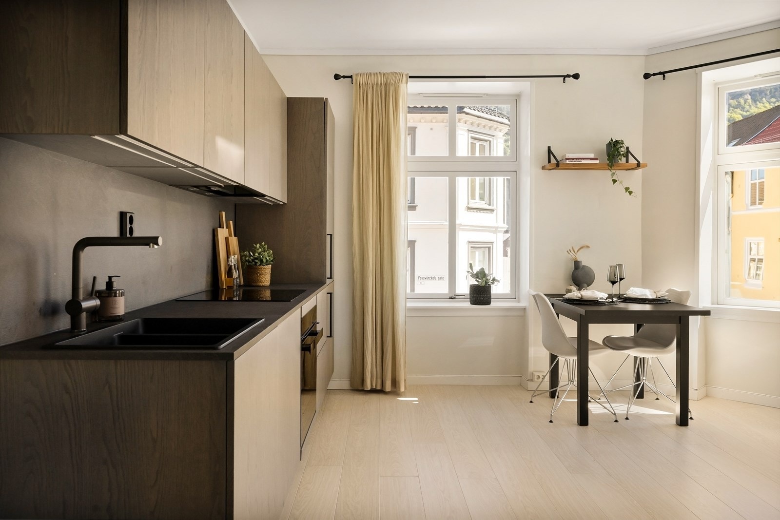 Nydelig laminat benkeplate i skiferlook samt plate mellom benk og overskap. Galleribilde