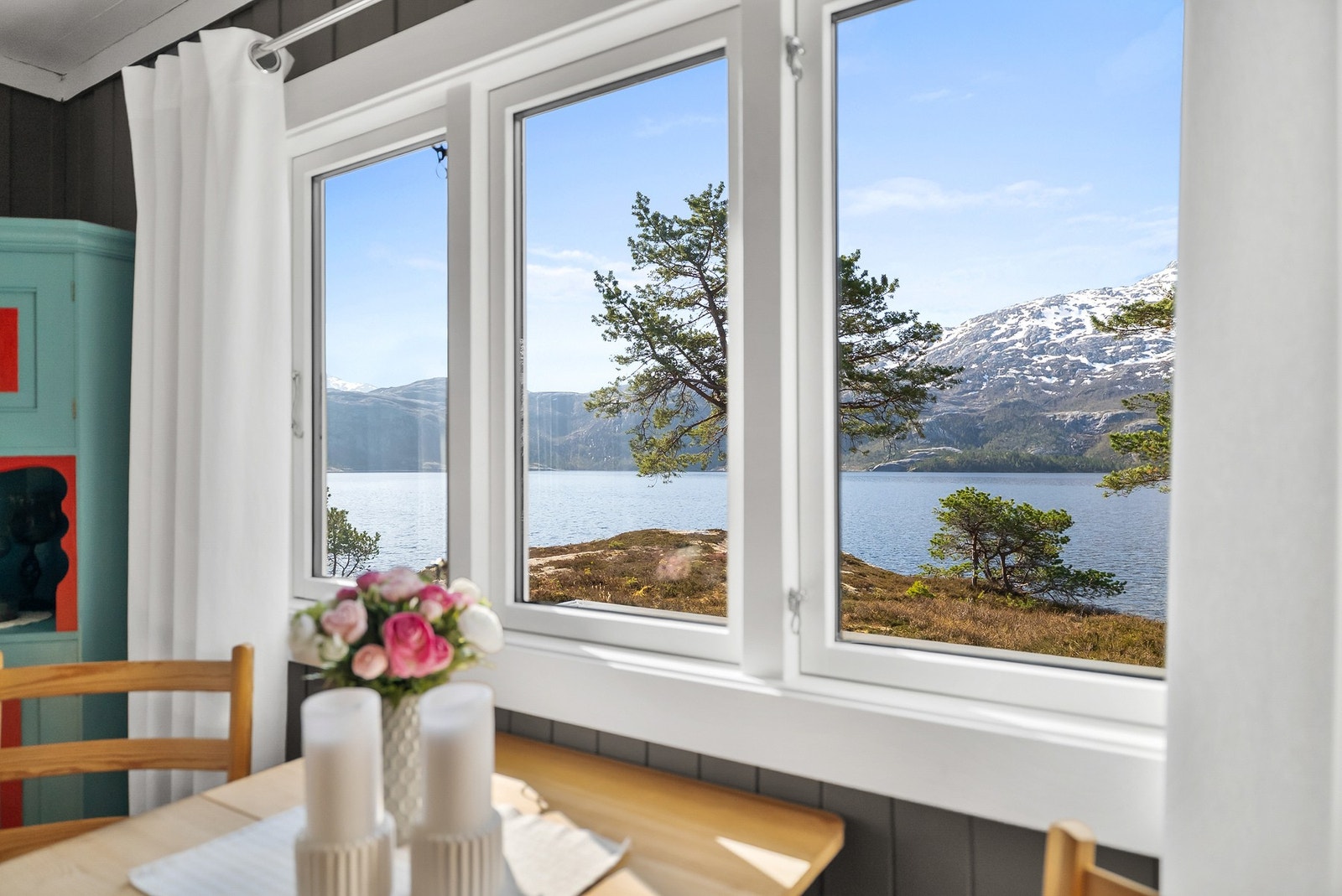 Det er nydelig utsikt fra stuevindu. Galleribilde