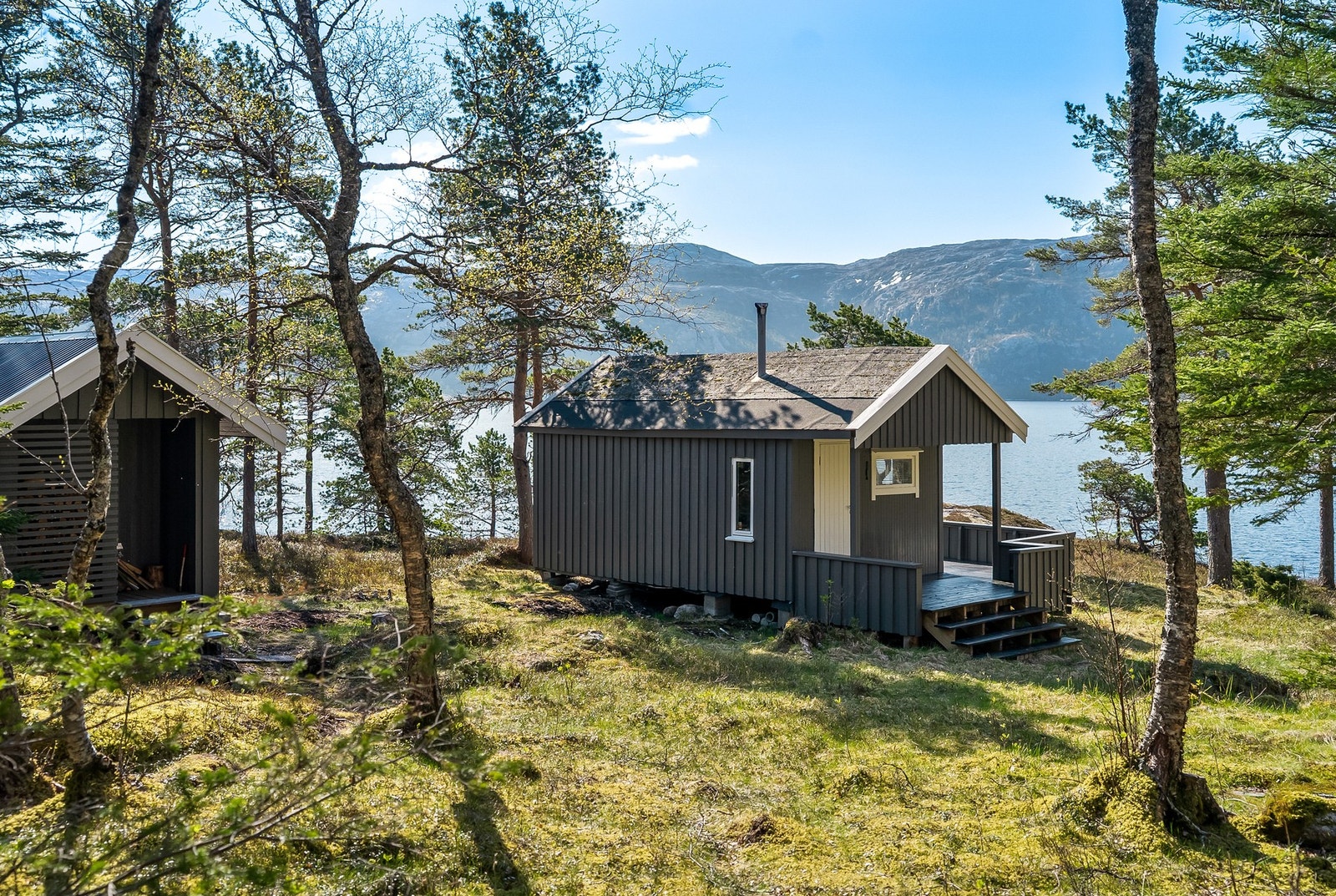 På tomten er det en hytte og en utebod. Galleribilde