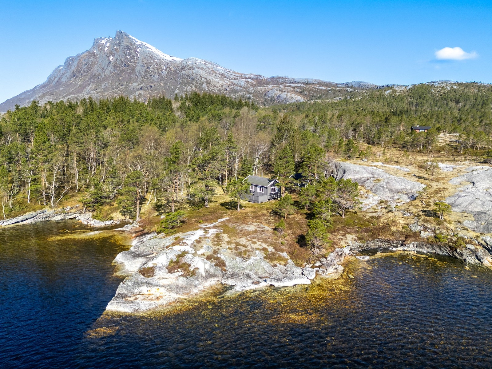 Hytten har nydelig beliggenhet i naturskjønne omgivelser, helt i vannkanten. Galleribilde