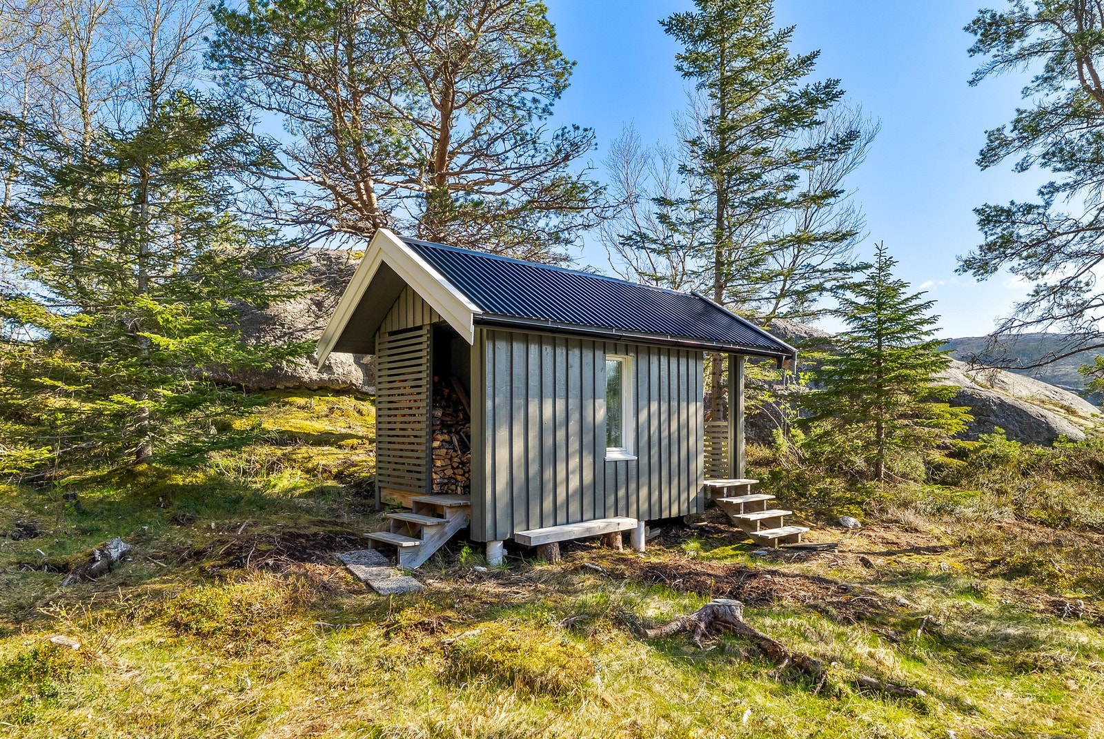 Bod med vedskjul på baksiden. Galleribilde