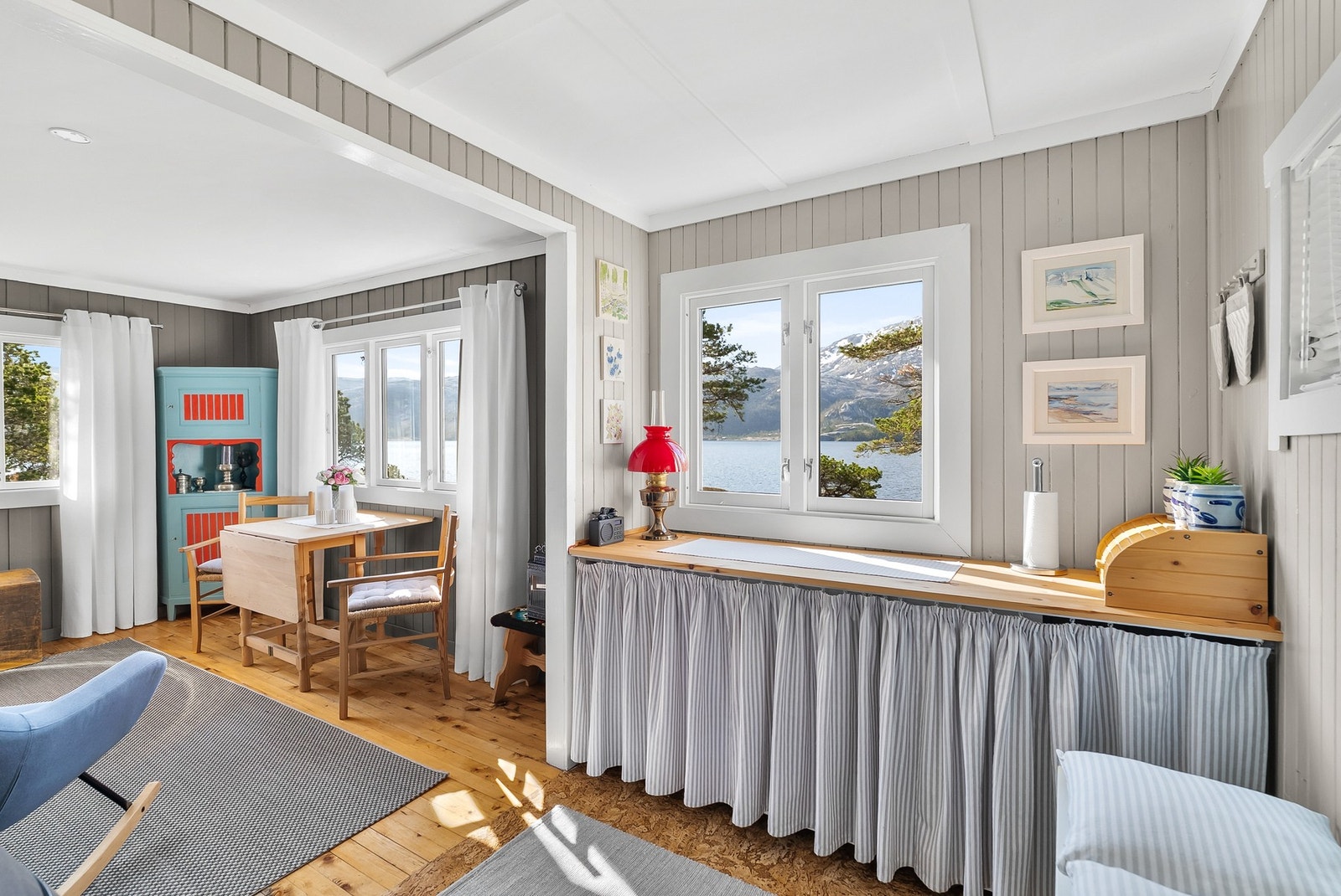 Enkel kjøkkeninnredning med plass til å lage mat. Galleribilde