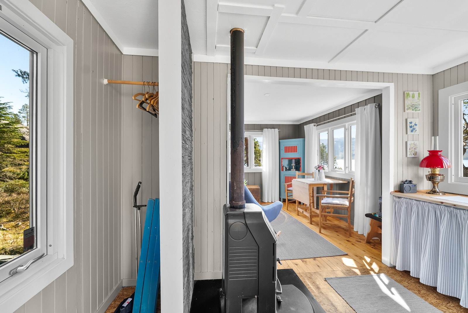 Hengeplass for yttertøy til venstre. Galleribilde