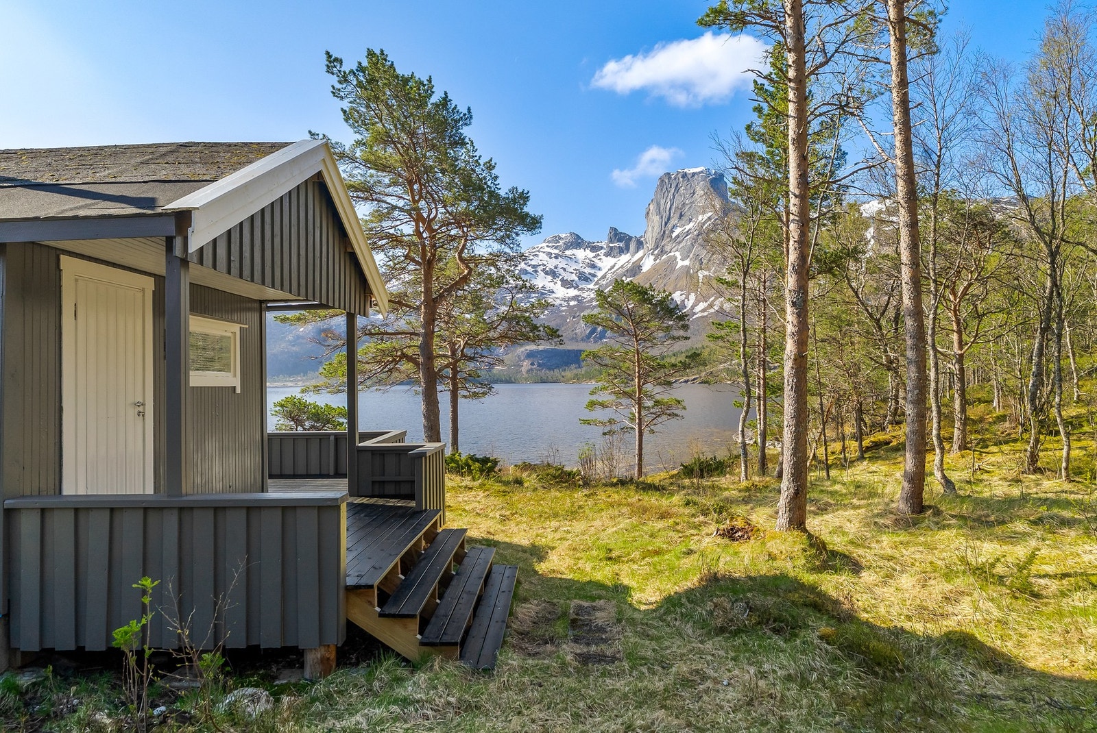 Vannet ligger rett vei eiendommen. Klar for et morgenbad? Galleribilde