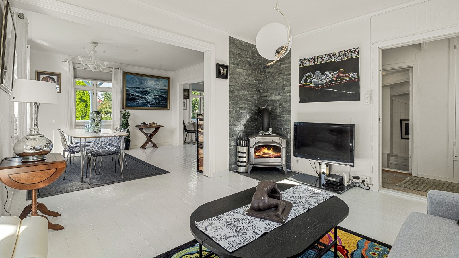 Stemningsskapende og funksjonell peisovn for kalde vinterdager. Boligen har også varmepumpe. Galleribilde