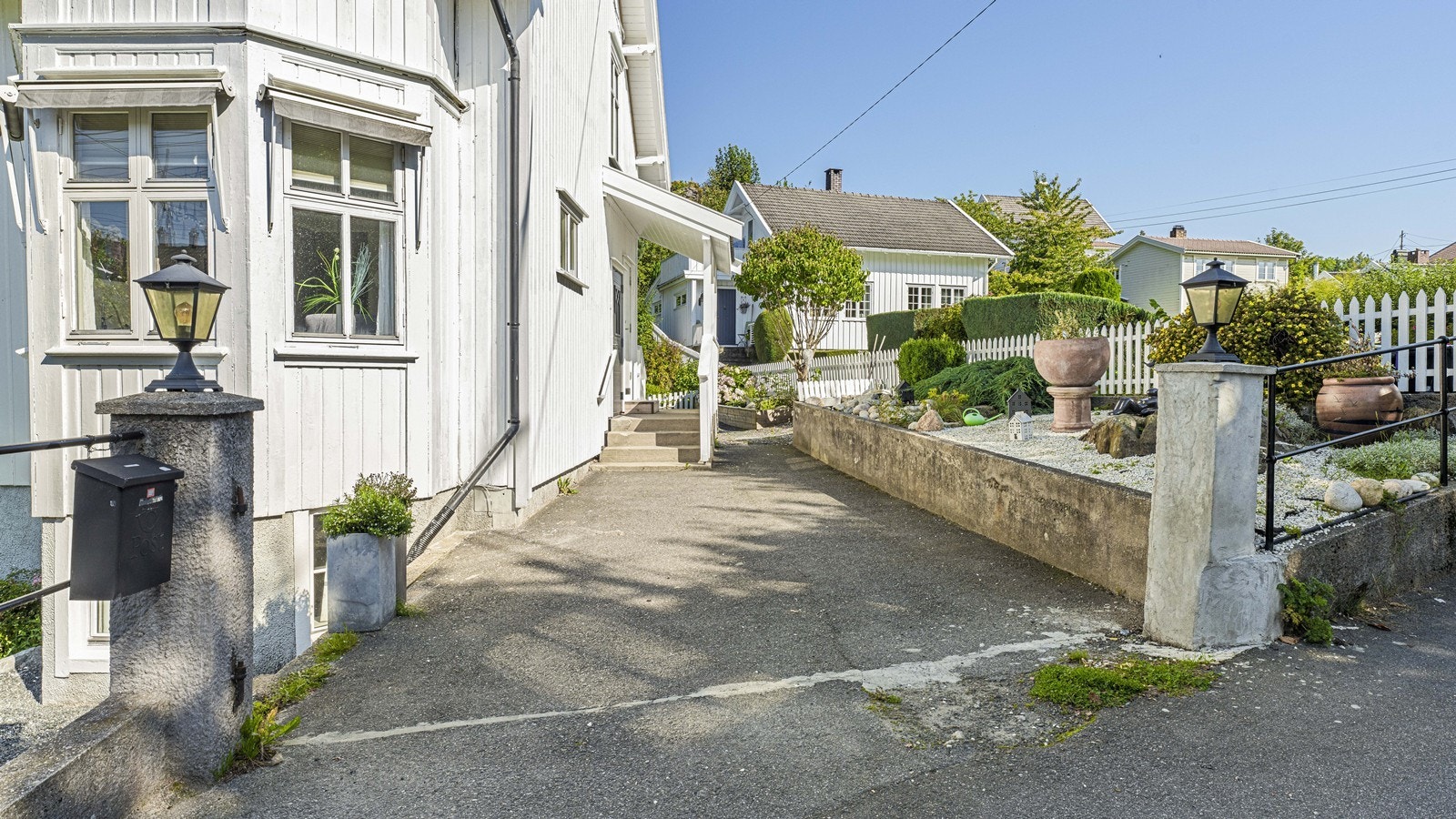 Innkjørsel med biloppstillingsplass Galleribilde