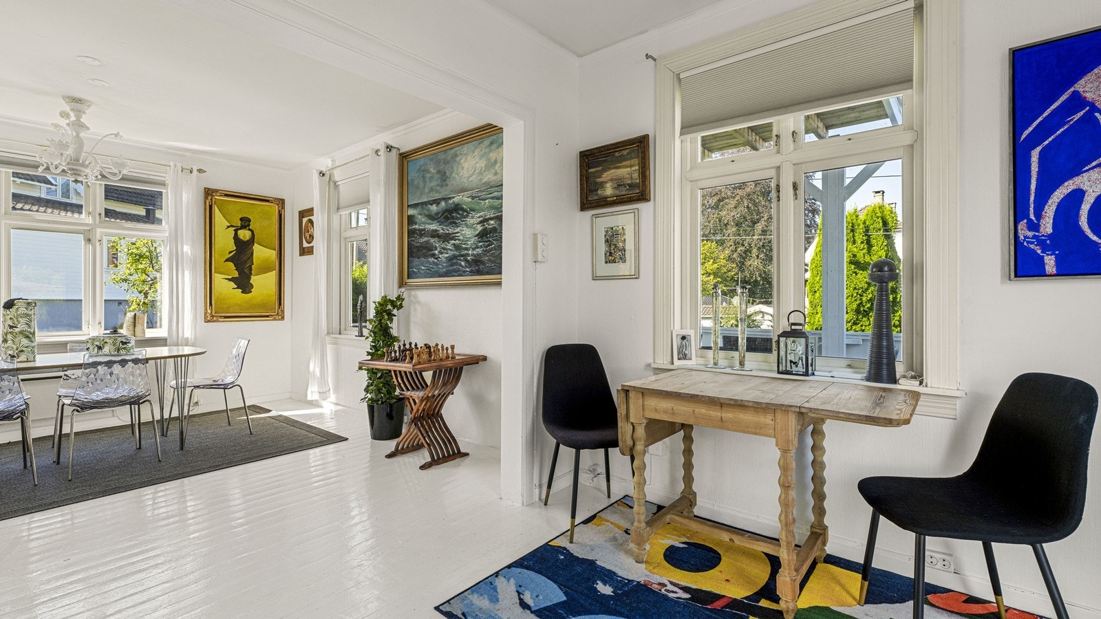 Hyggelig plass for frokostgruppe ved vinduet Galleribilde