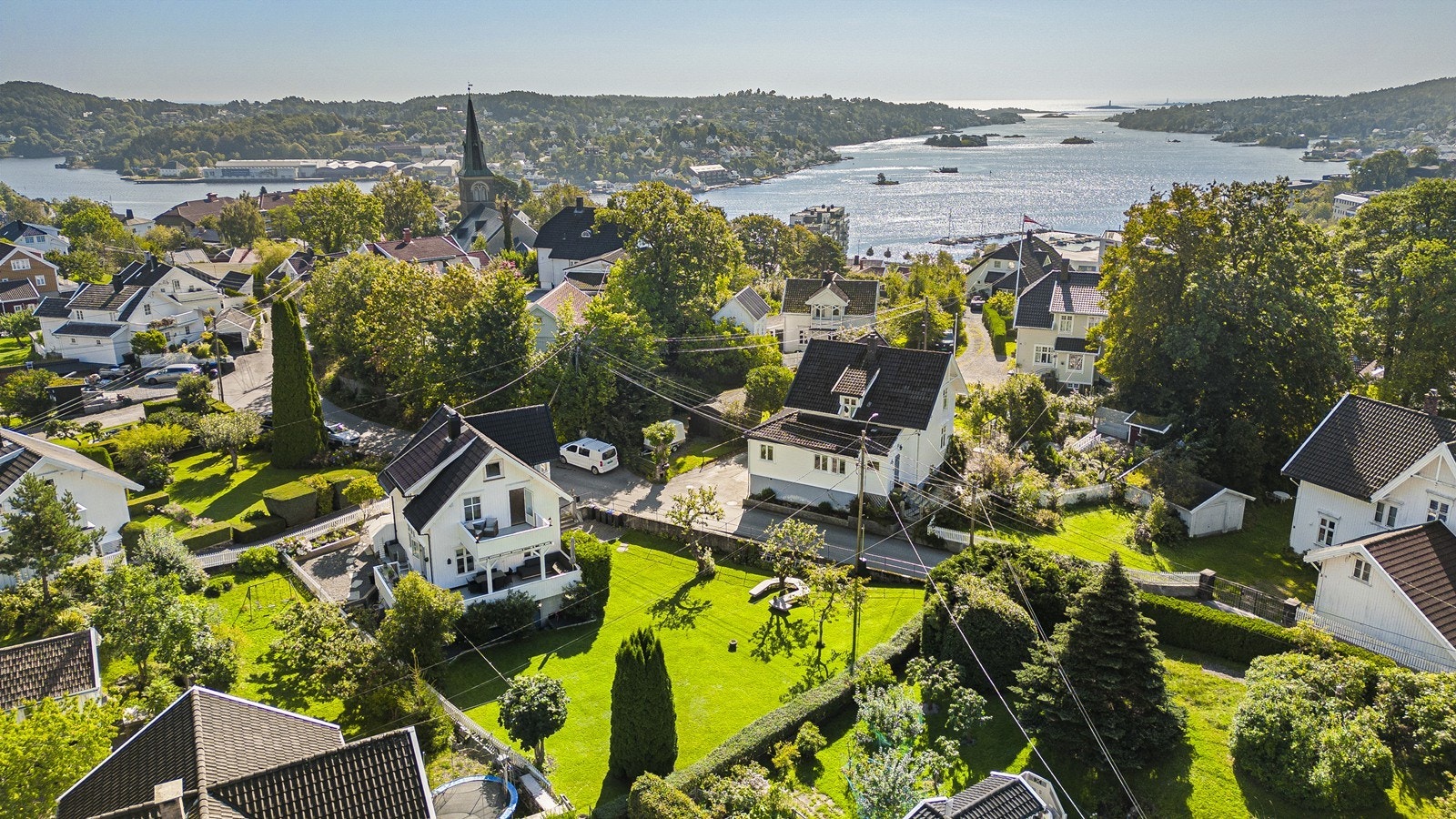 Boligen har en sentrum- og sjønær beliggenhet på Hauene/ Barbu Galleribilde