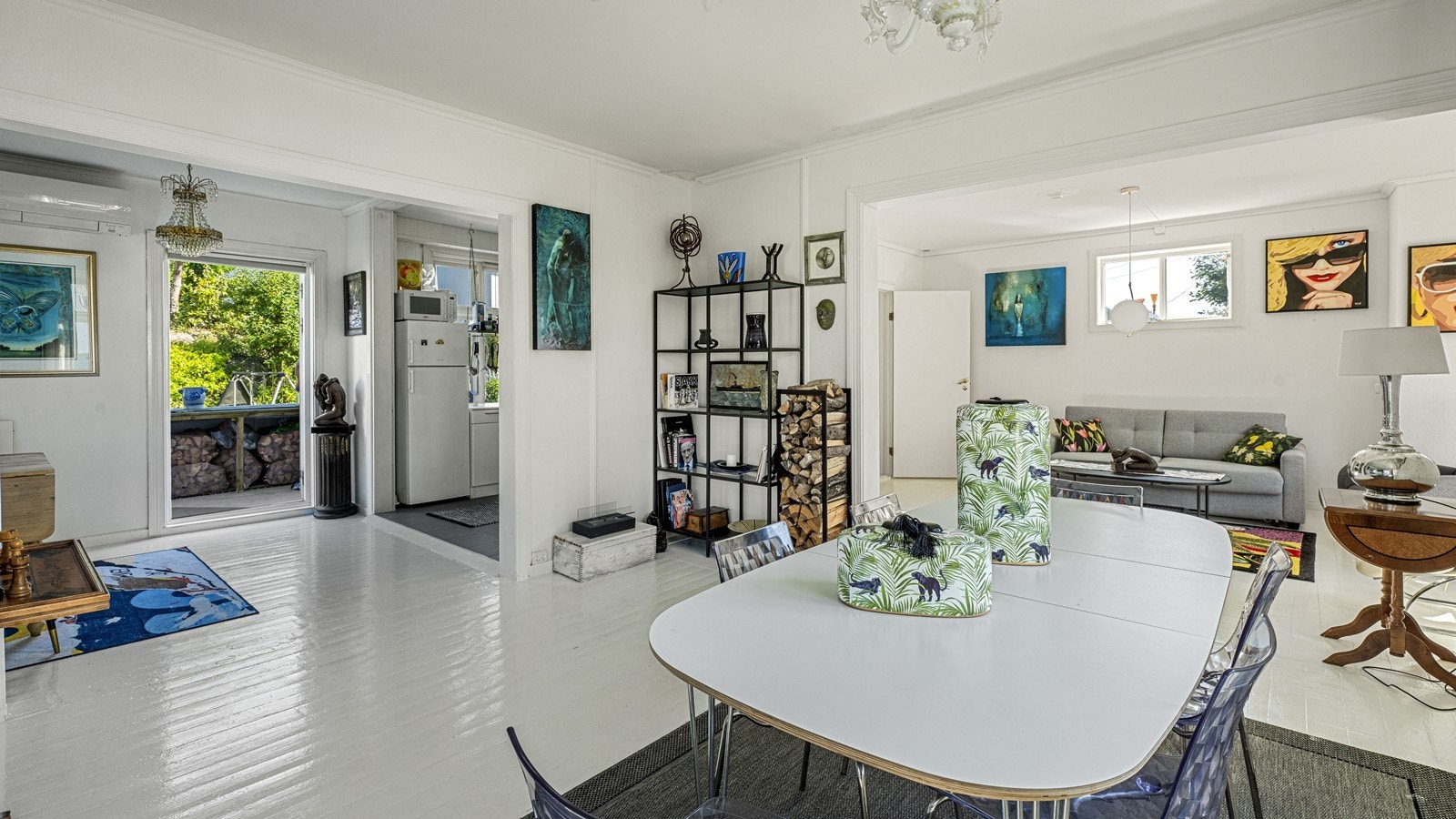 Fra kjøkkenet er det utgang til veranda og hage Galleribilde