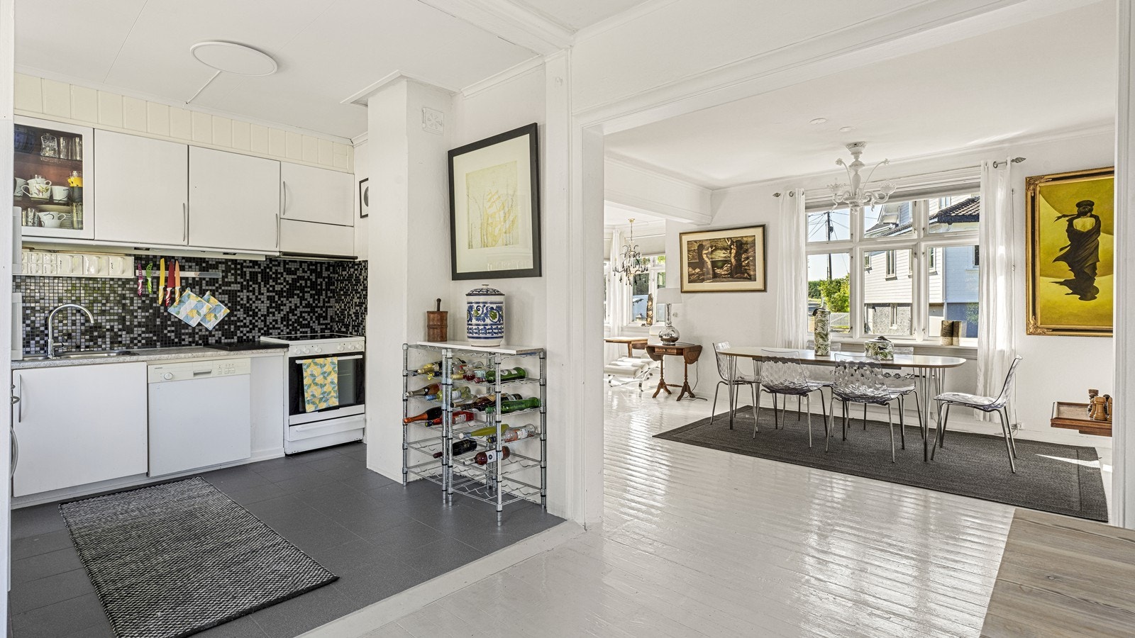 Lyst kjøkken med delvis åpen løsning Galleribilde