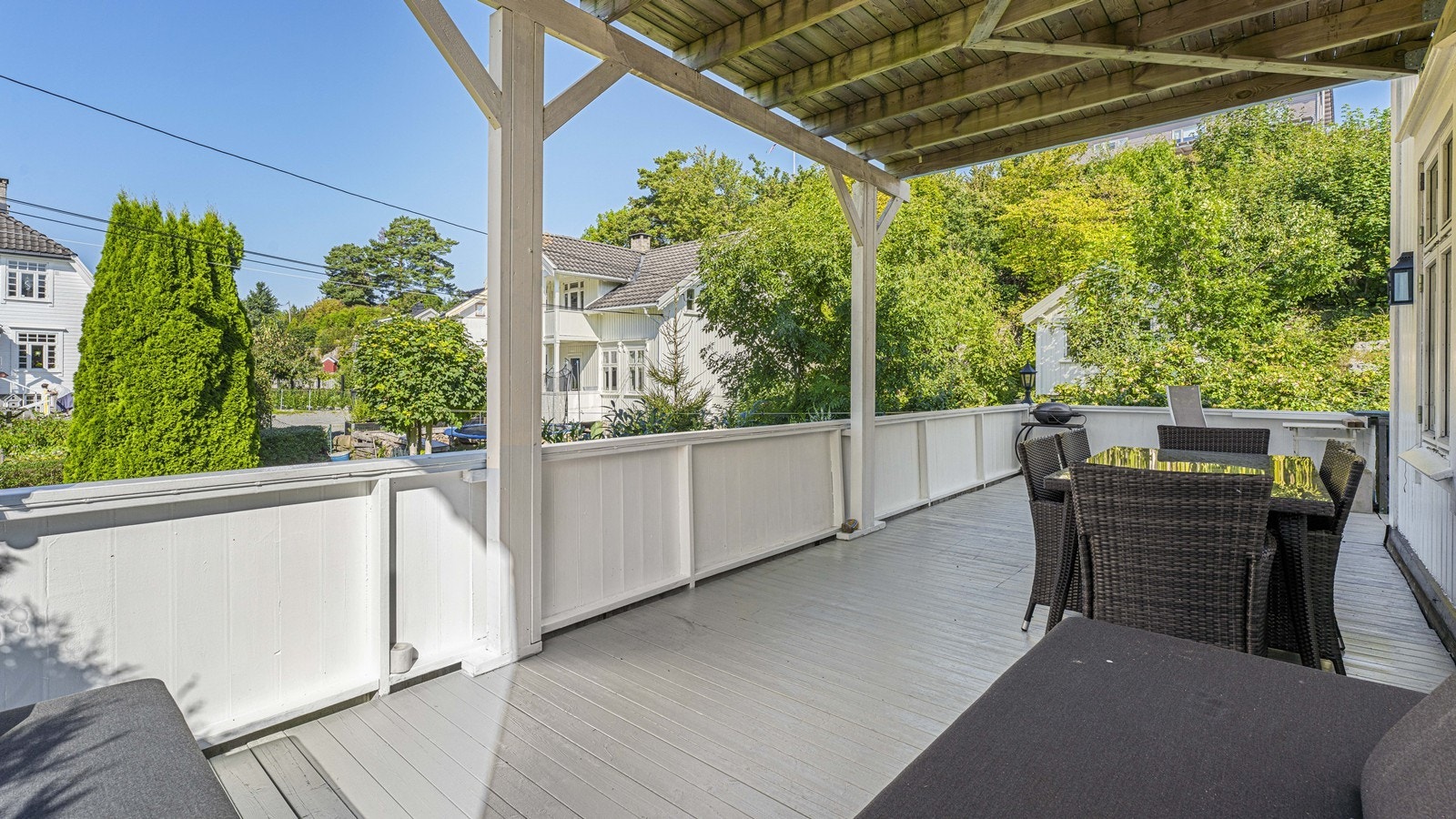 På denne siden av huset er det dag- og kveldssol Galleribilde