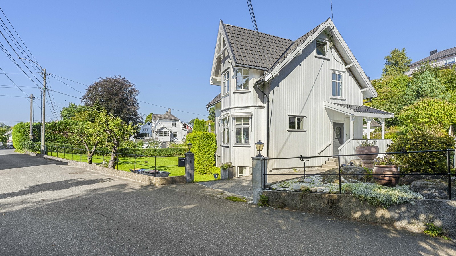 Boligen har flotte klassiske detaljer med karnapp og store vindusflater Galleribilde