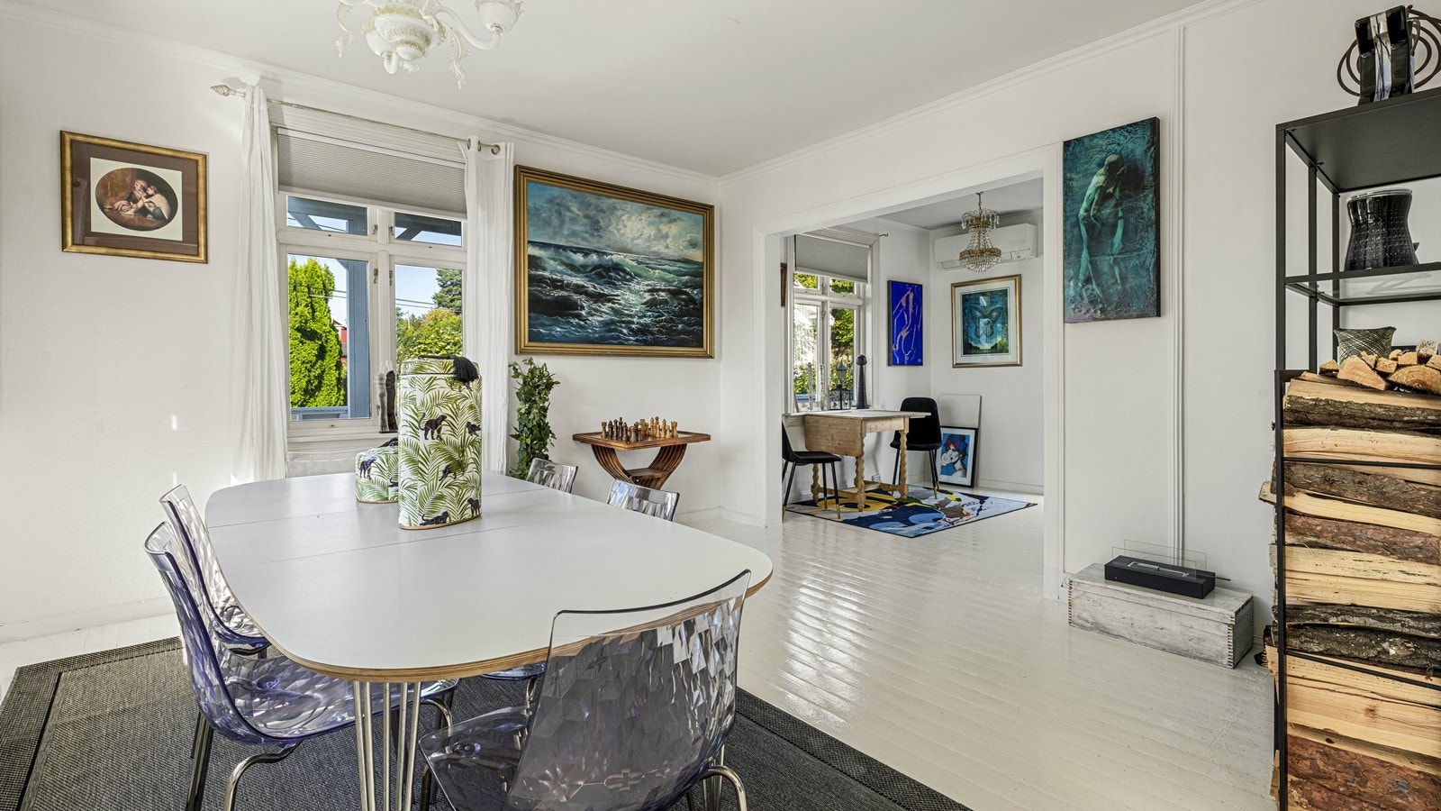 Spisestuen er romslig og gir god plass til stort spisebord Galleribilde