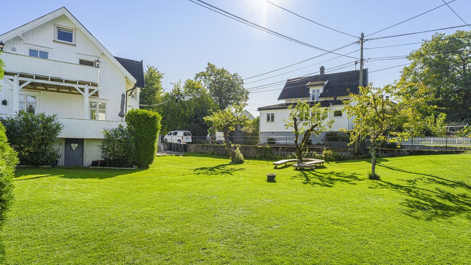 Fra den nydelige hagen er det adkomst til underetasjen Galleribilde