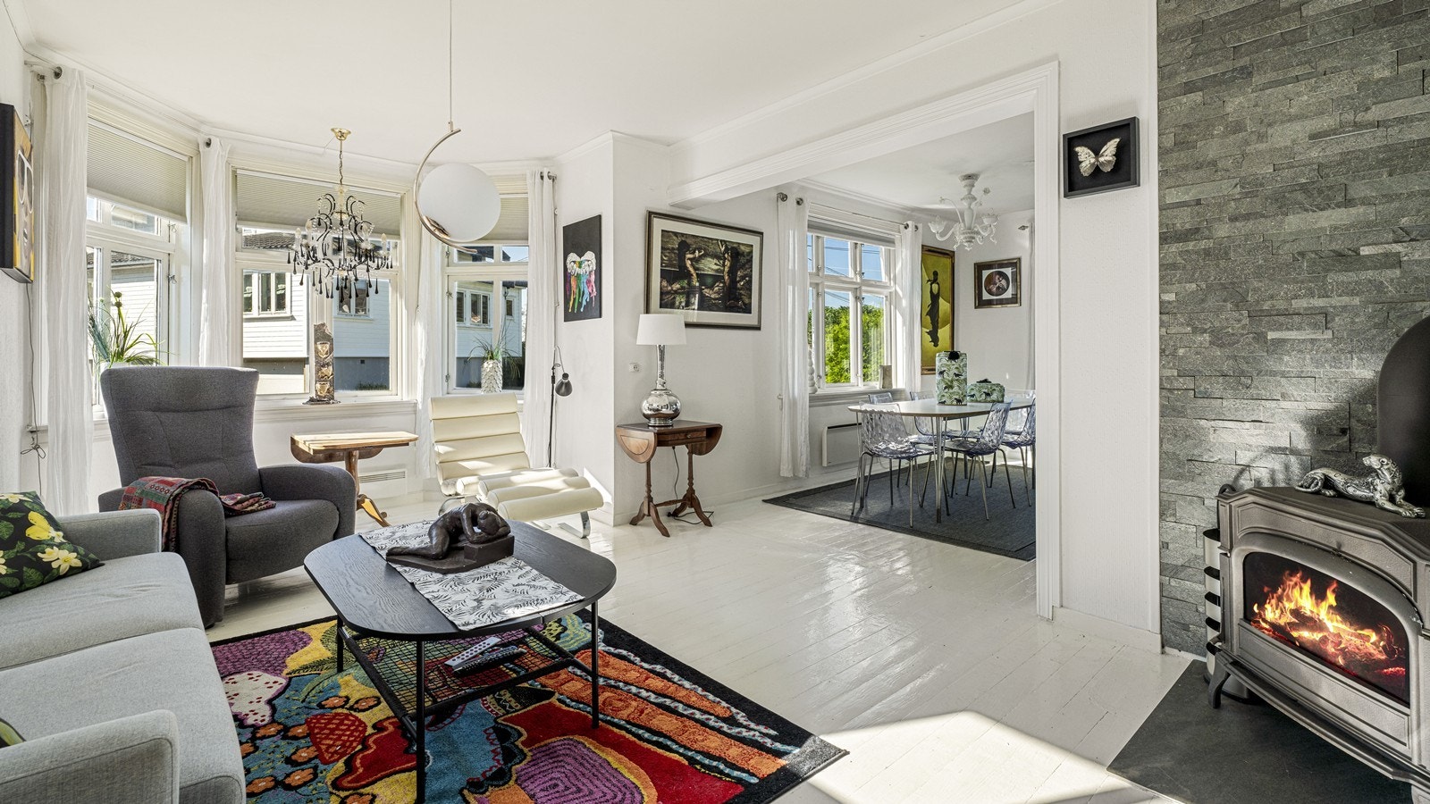 Lyst oppholdsrom med fin soneinndeling av stue, spisestue og kjøkken Galleribilde