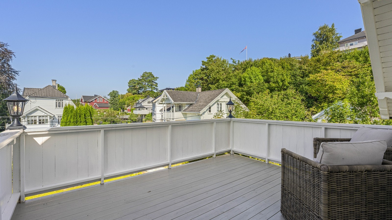 Fra 2.etg er det adkomst til flott veranda med nydelig kveldssol Galleribilde