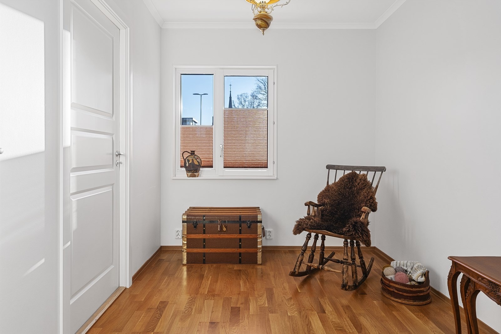 Soverom II har plass til seng og skrivebord. Fra soverom II er det inngang til praktisk bodrom/garderobe med god oppbevaringsplass Galleribilde