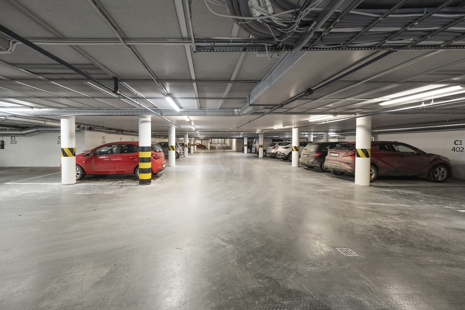 Garasjeanlegg med enkel adkomst til heis opp til leiligheten Galleribilde