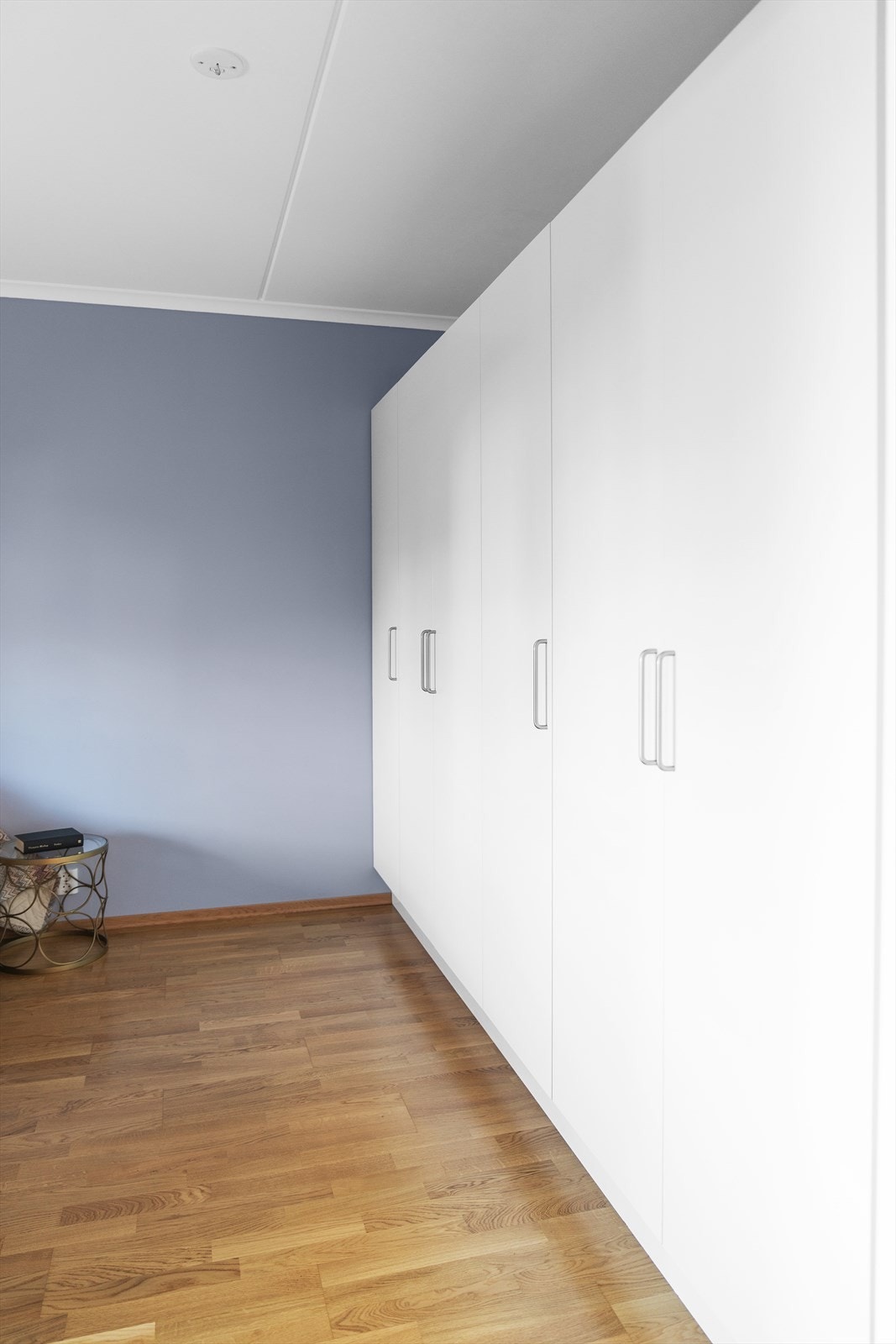 God oppbevaringsplass i garderobe på hovedsoverom Galleribilde