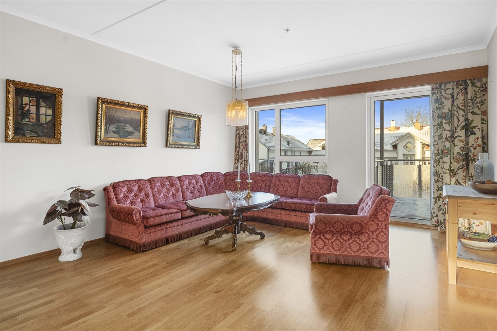 Fra stuen er det utgang til overbygget balkong med god plass til flere sittegrupper Galleribilde