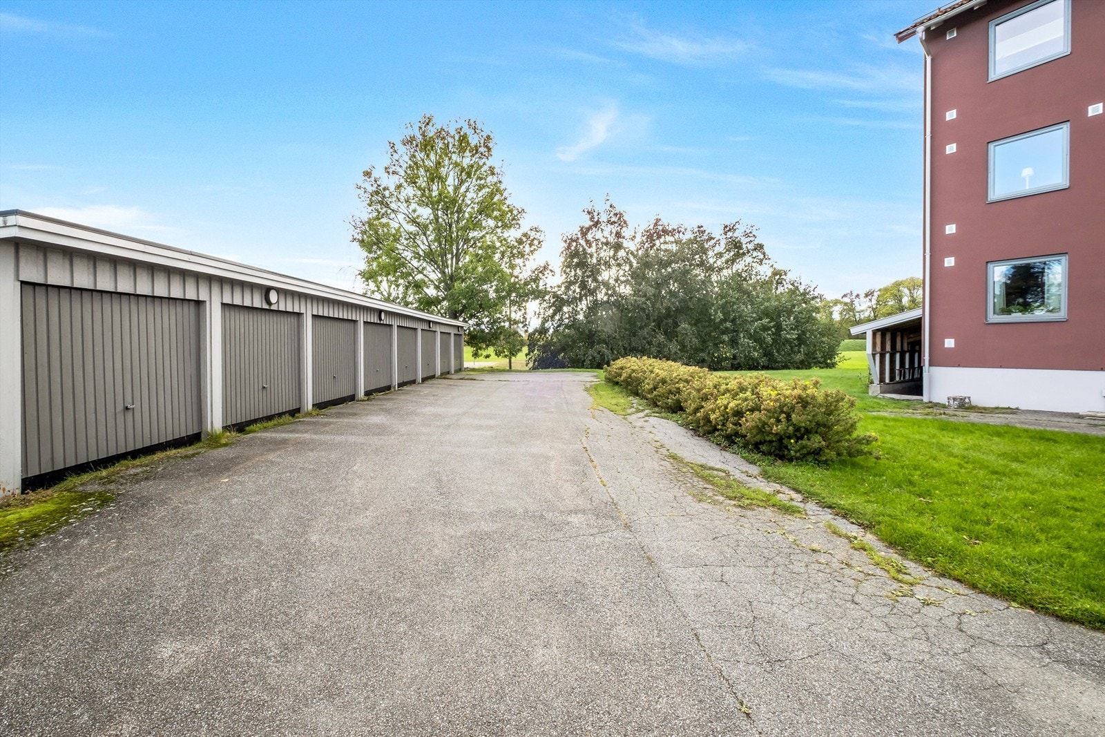 Garasjeplasser tildeles etter søknad og ventelister som organiseres av styret. Galleribilde