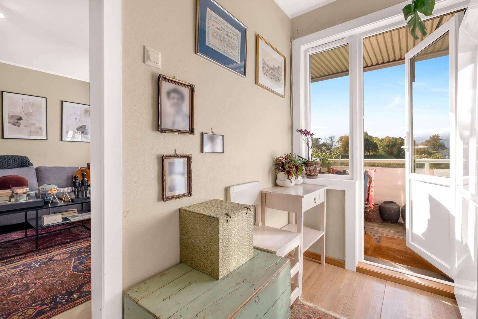 Utgang til balkongen fra kjøkkenet gjør terskelen lav for å ta med måltidene ut i ettermiddags-kveldssolen. Galleribilde