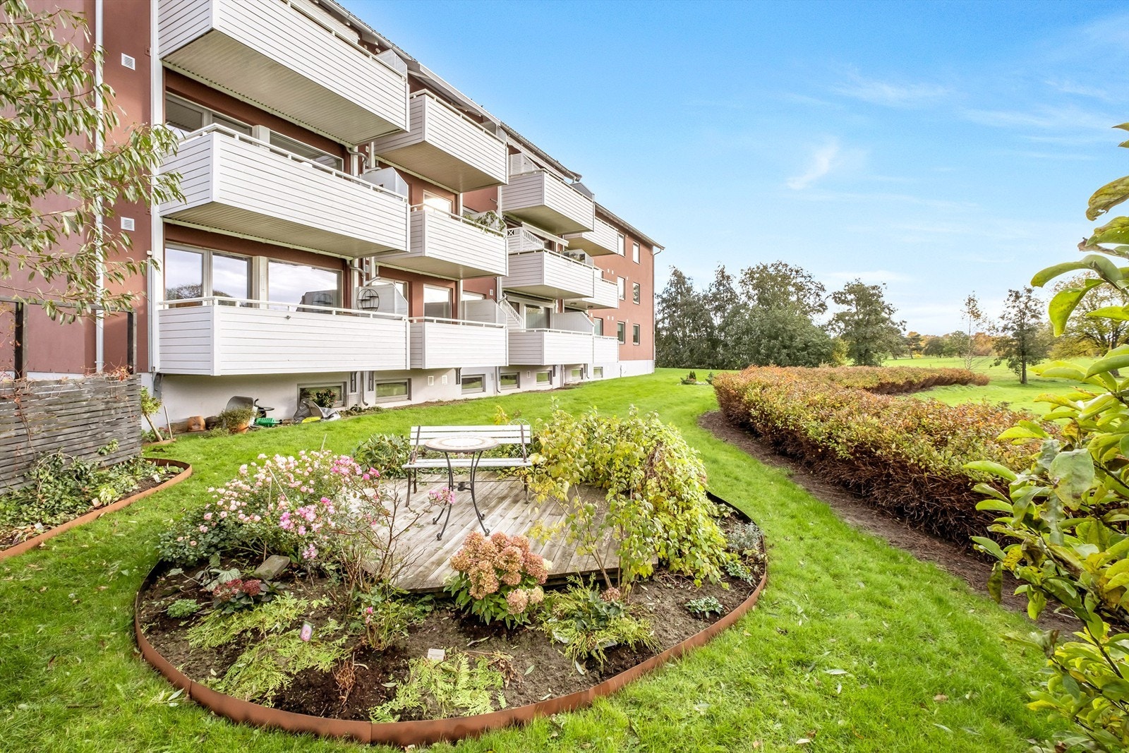 Fellesarealene er parkmessig anlagt og velstelt i regi av boligselskapet. Galleribilde