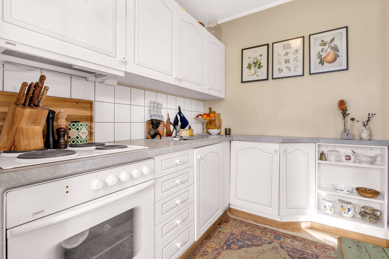 Av hvitevarer er platetopp og stekeovn integrert, for øvrig er kjøkkenet tilrettelagt for et frittstående kjøleskap. Galleribilde