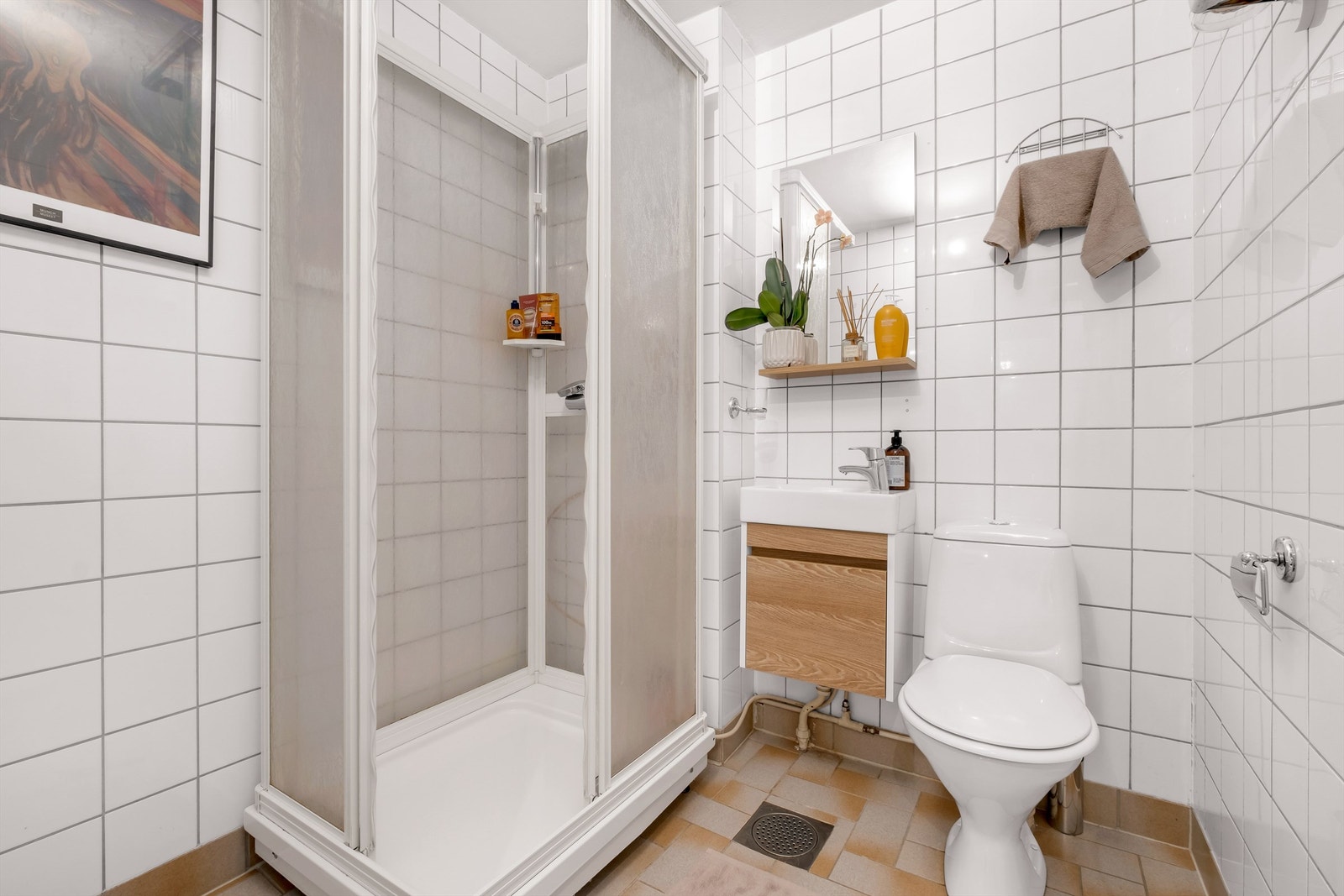 Siden 2022 er badet oppgradert med nytt klosett og nye baderomsmøbler. Galleribilde