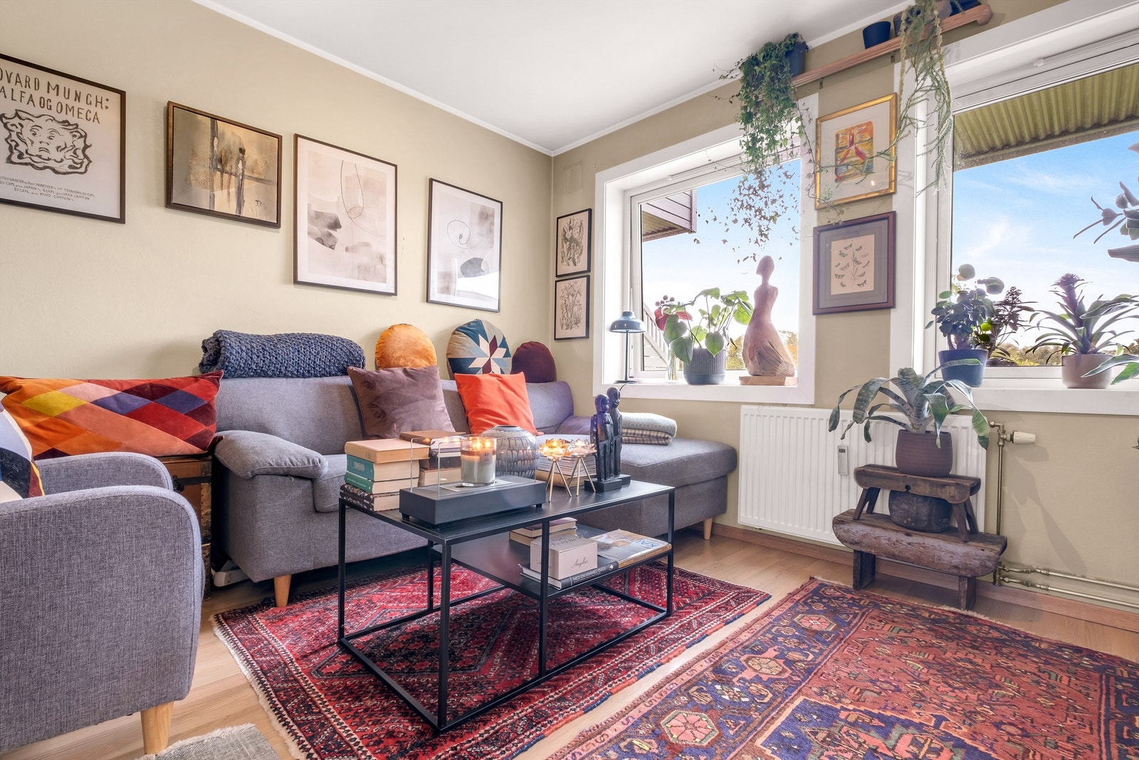 Leiligheten er tilknyttet felles varmtvann som også benyttes til oppvarming via radiator. Galleribilde