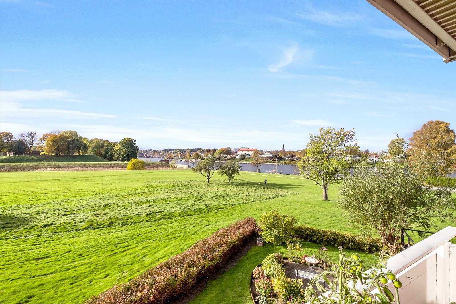 Ute som inne sees vakker utsikt over de store friområdene rundt Prestelandet, og ikke minst til elven. Galleribilde