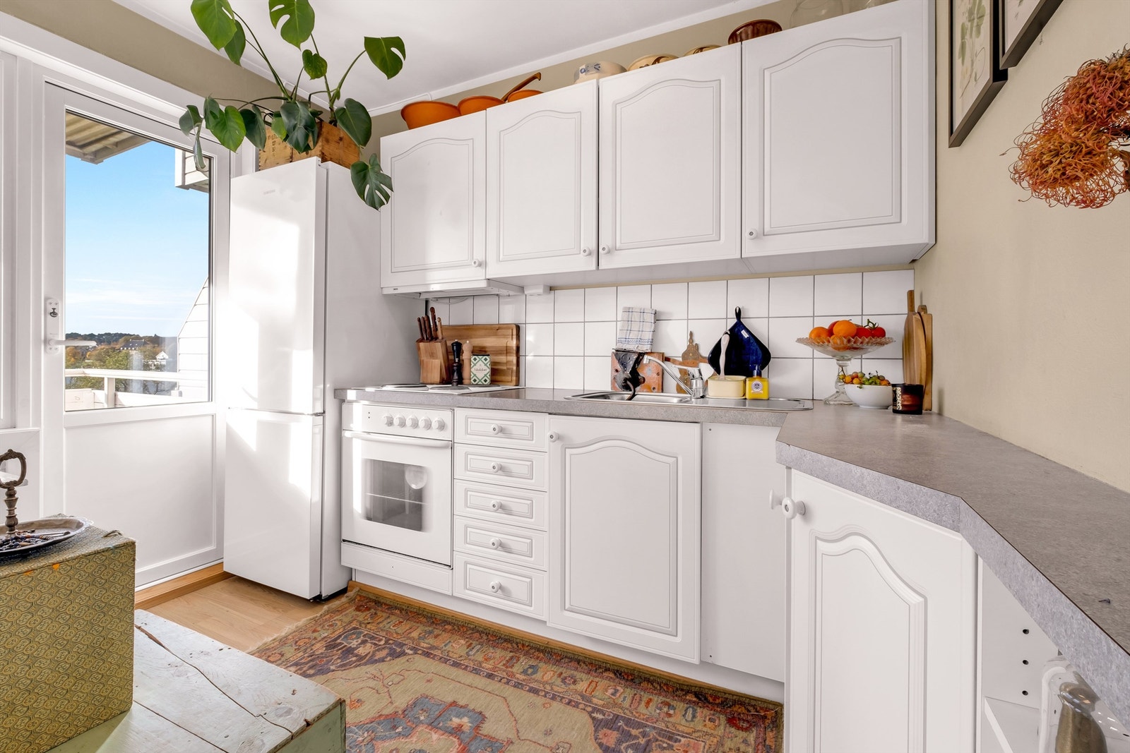 Kjøkkeninnredningen er av ukjent årgang og noe preget av bruksslitasje, men funksjonell. Galleribilde