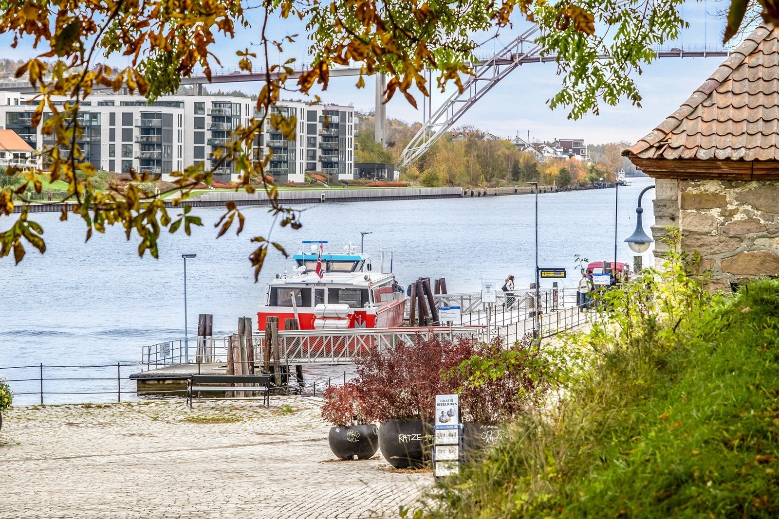 Det er kun få minutters gange til gratis ferge som tar deg raskt over til bysiden. Galleribilde