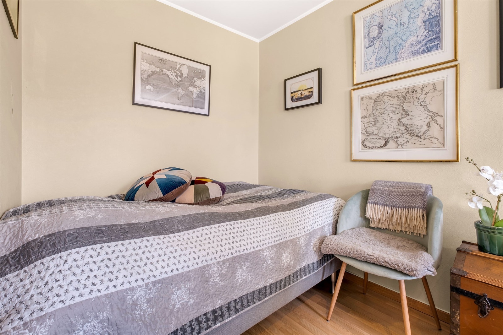 I stuen kan arealet best utnyttes med hjelp av moderne kombinasjonsmøbler beregnet for kompakte hjem. Galleribilde