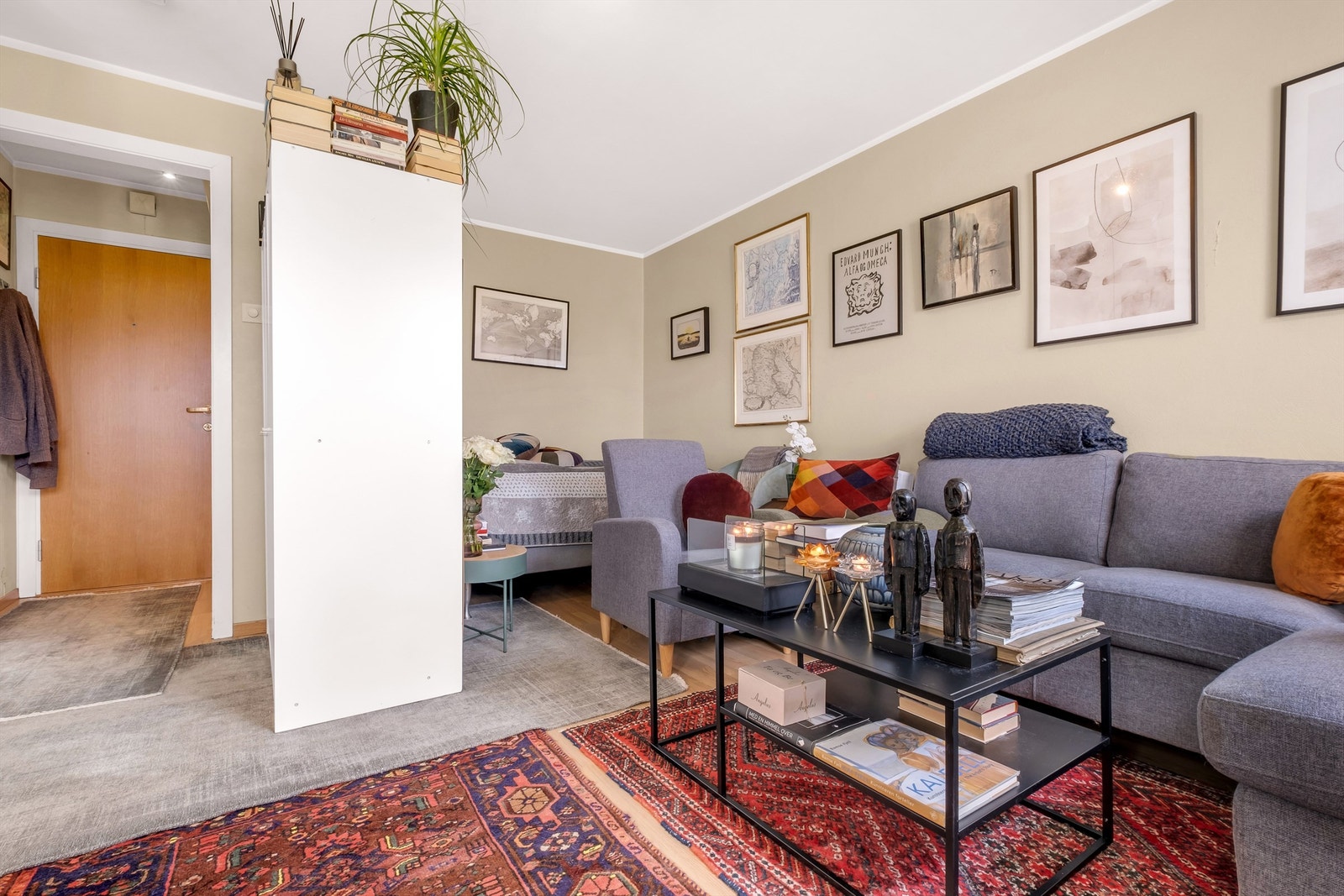 Stuen har en multifunksjonell rolle som både oppholdsrom, spisestue og soverom. Galleribilde